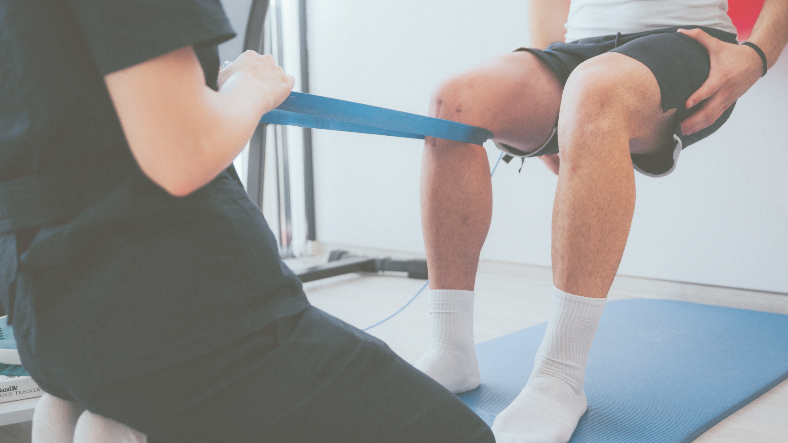 Physiotherapie mit Theraband am Knie