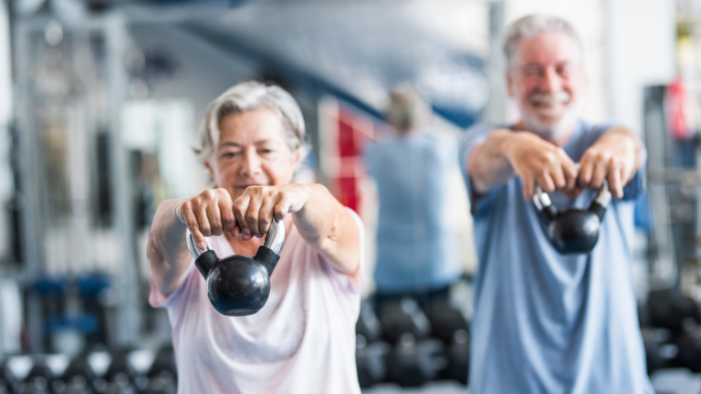 Senior*innen beim Krafttraining