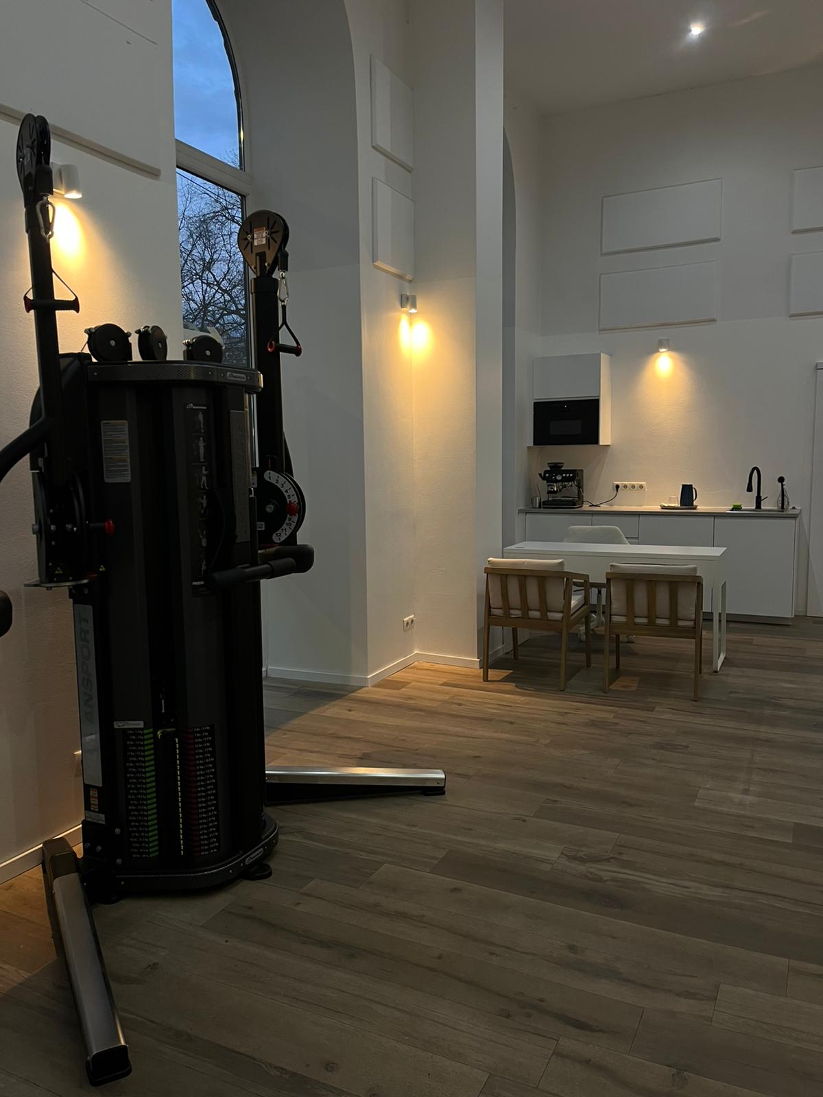 Therapieecke im unteren Behandlungsraum mit Nautilus Freedom Trainer