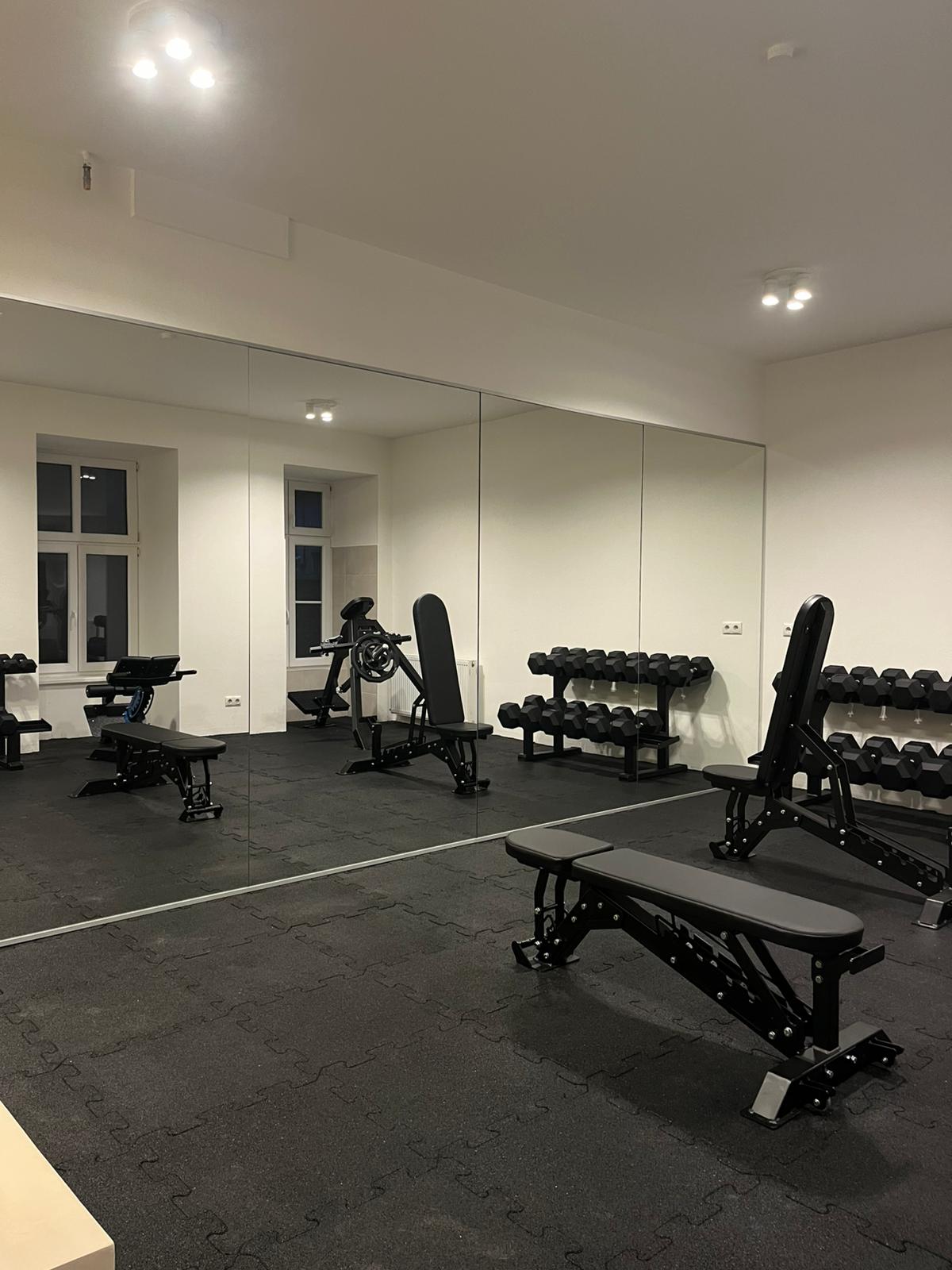 Freihanteltrainingsbereich im Untergeschoß