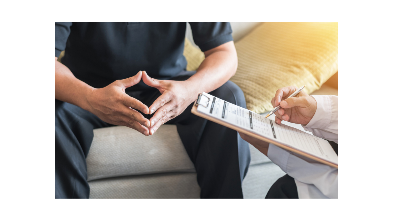 mann bei physiotherapie